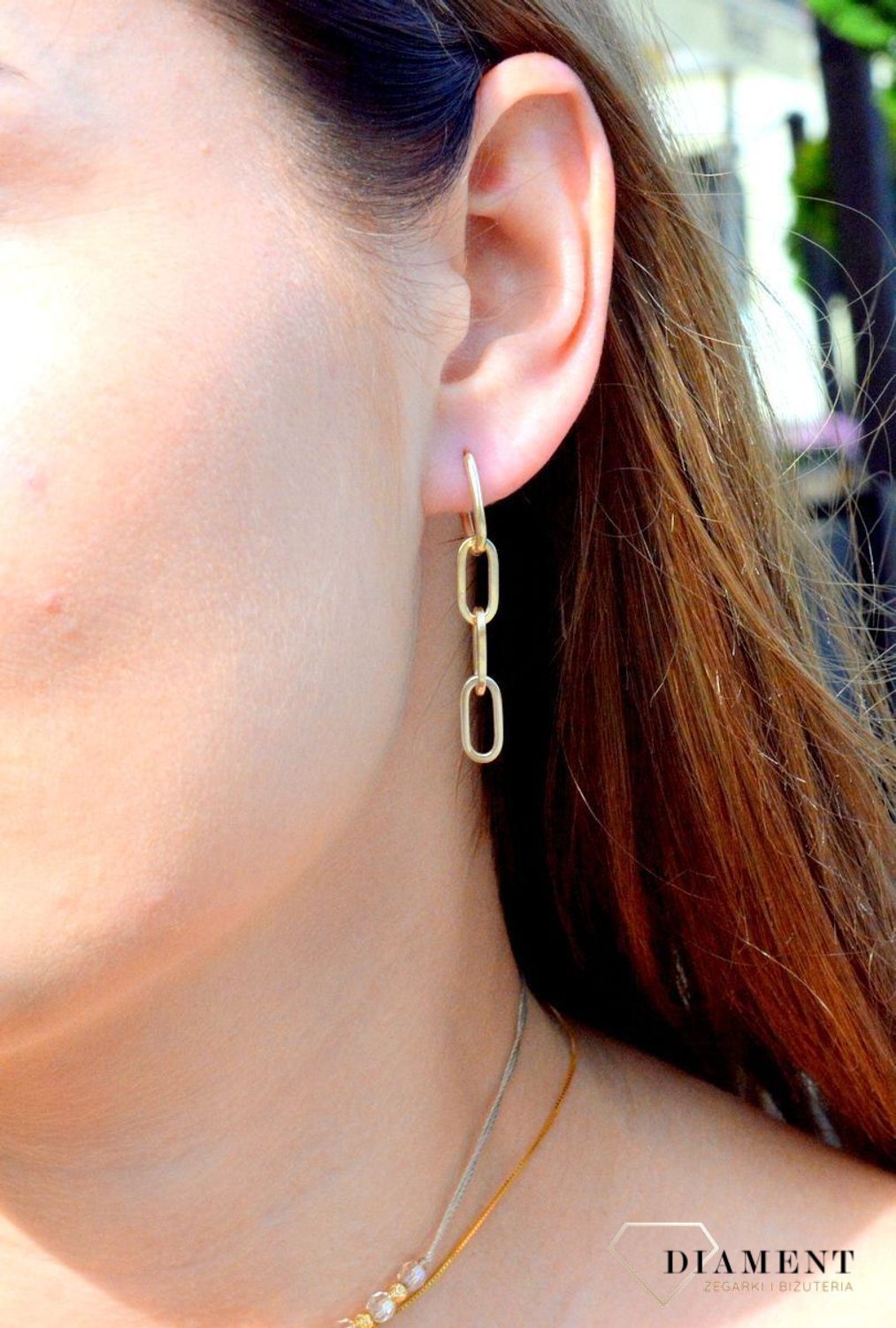 Złote kolczyki długie 333 wiszące zdobione prostą formą. KL 10920 333 Piękne złote kolczyki z zapięciem na sztyft wykonane z żółtego złota, która ozdobiona została złotem. Takie kolczyki to doskonała.jpg